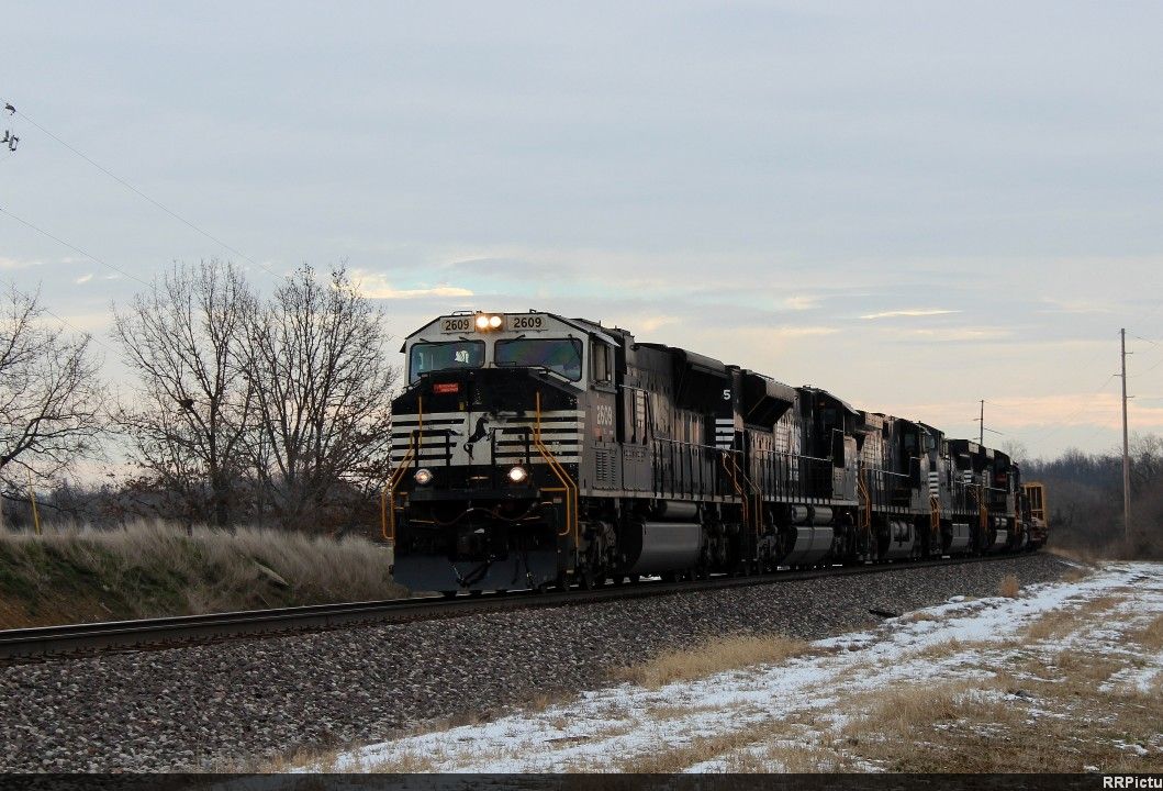 NS 2609 Leads a 6 Unit Mix to Kansas City